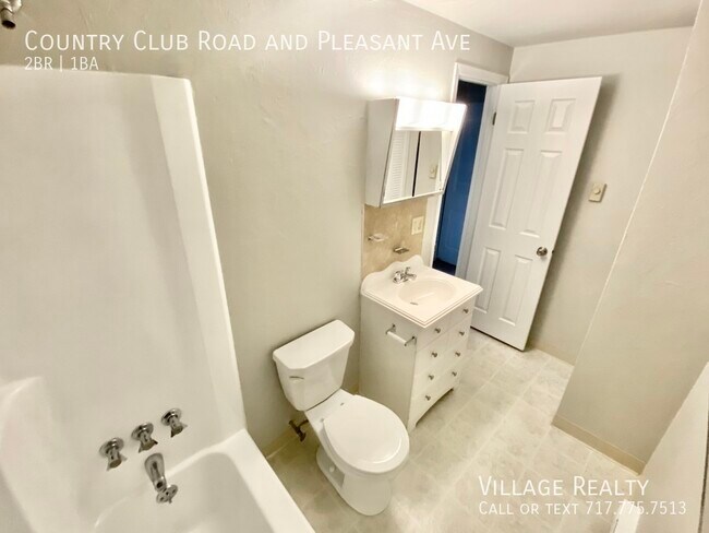 Building Photo - 617 Country Club Rd