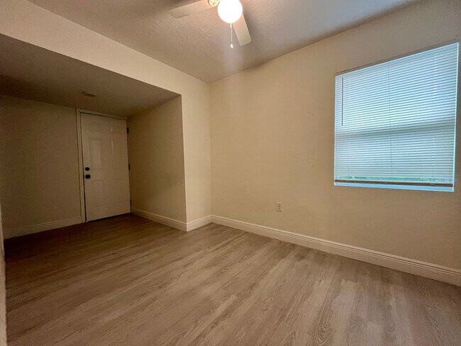 Building Photo - Updated 3/2 in St.Pete