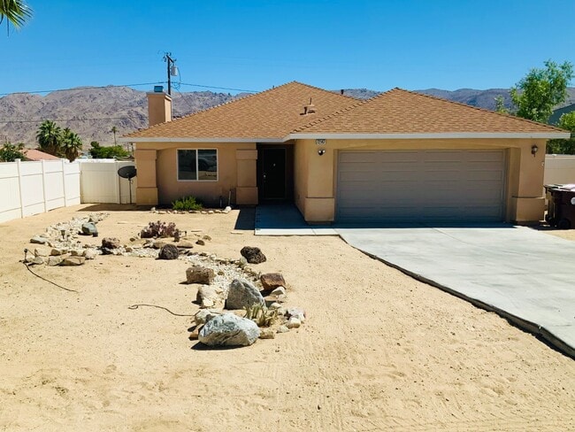 Building Photo - Large 4 Bedroom 2 bath Home in Chocolate Drop Neighborhood