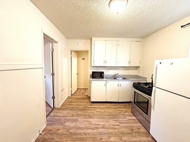 Building Photo - 560 S 600 E