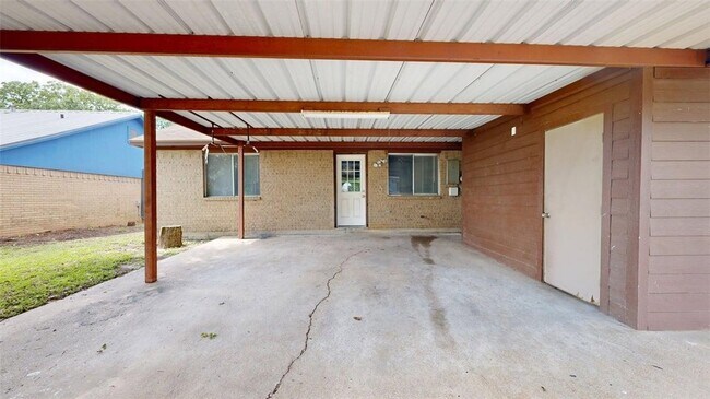 Building Photo - 412 University Oaks Blvd