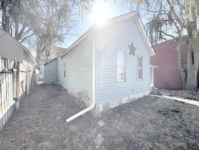 Building Photo - Charming 2 Bedroom Home for Rent & In Grea...