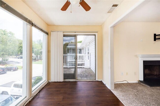 Building Photo - 910 Augusta Dr