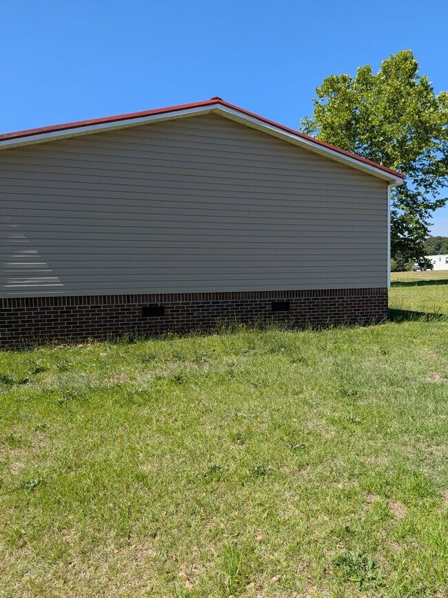 Building Photo - 253 Chicken Ln