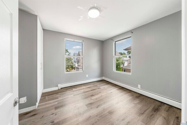 Building Photo - 906 76th St