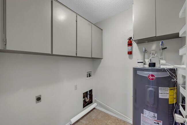 Building Photo - 1206 Hi Stirrup