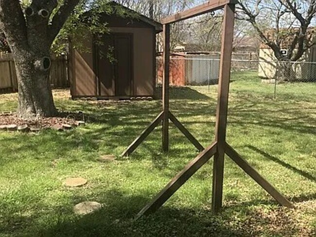 Building Photo - 3 bedroom 2 bath home with fireplace