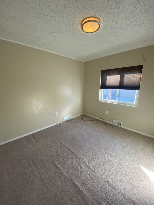 Building Photo - 4 Bedroom/ 2 Bathroom House in Dormont Available 7/1/2026