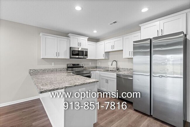 Building Photo - Fresh 3 Bedroom, 2 Bathroom Half Duplex