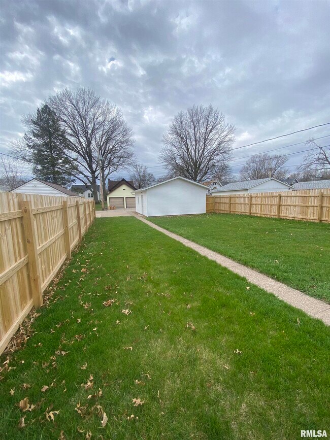 Building Photo - 1131 E Garfield St