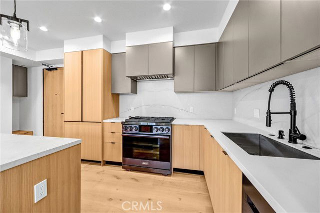 Building Photo - 10352 Riverside Dr