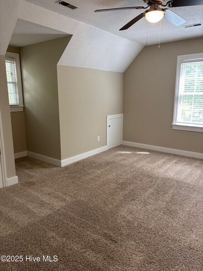 Building Photo - 609 River Hill Dr