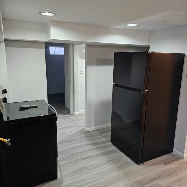 Building Photo - 655 S 7th Ave