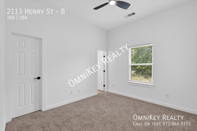 Building Photo - 2113 Henry St