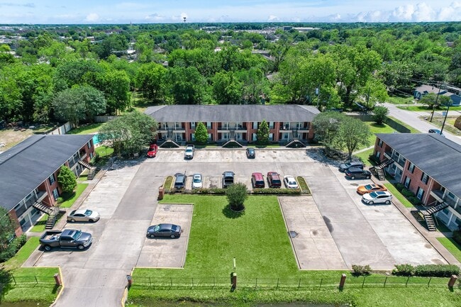 Building Photo - 9410 Edgebrook Dr