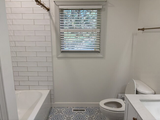 Building Photo - 420 Lake Forest Dr SE