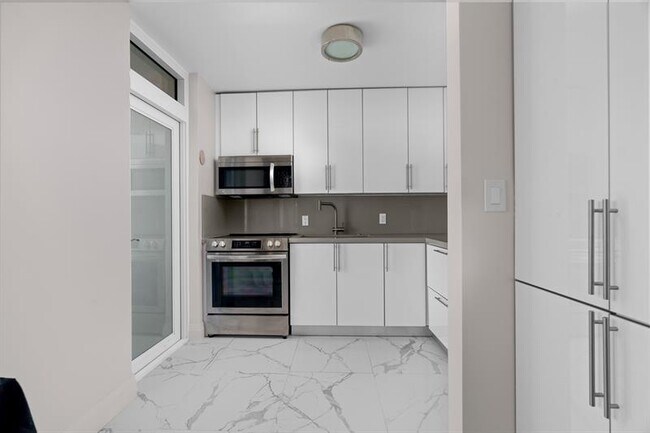 Building Photo - 2400 NE 9th St