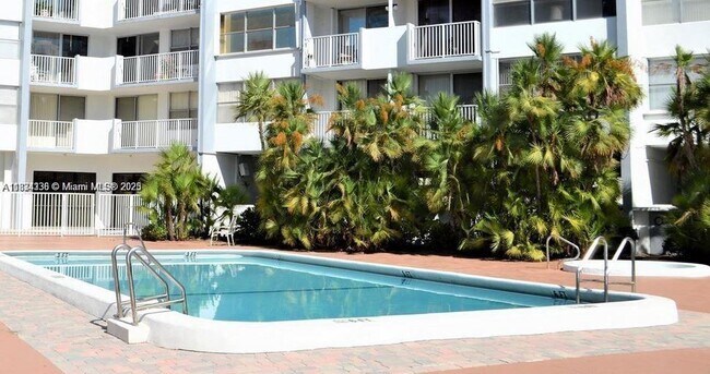 Building Photo - 1300 NE Miami Gardens Dr