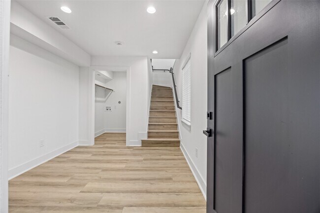 Building Photo - 14107 W Forest Dr