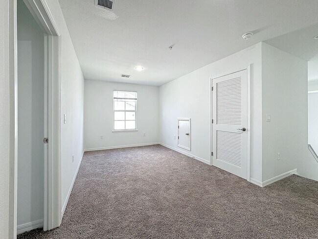 Building Photo - Townhouse For Lease in Saint Cloud