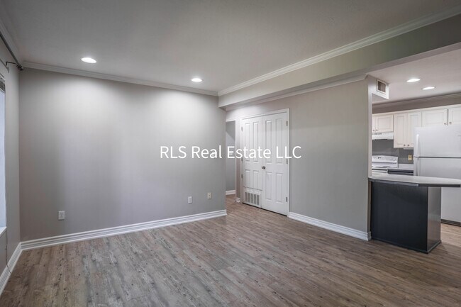 Building Photo - 1547 N Riverside Ave