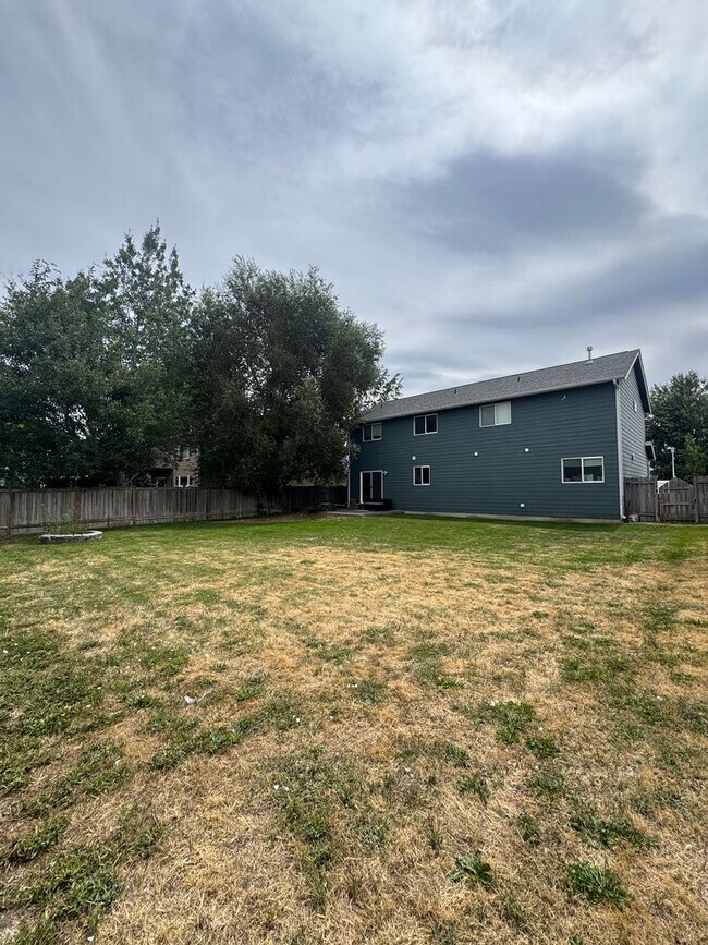 Building Photo - HUGE PET FRIENDLY Rental