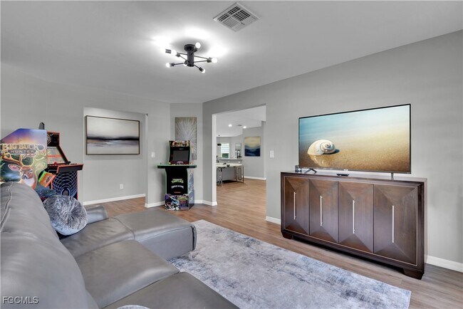 Building Photo - 2004 SW 30th St