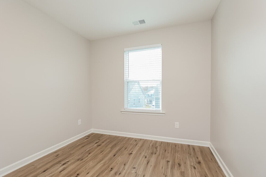 Building Photo - 408 Bronson Dr