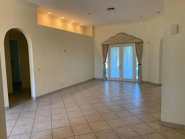 Building Photo - 11301 Edgewater Cir