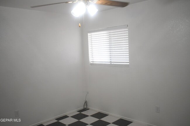 Building Photo - 3545 E Glen Dr