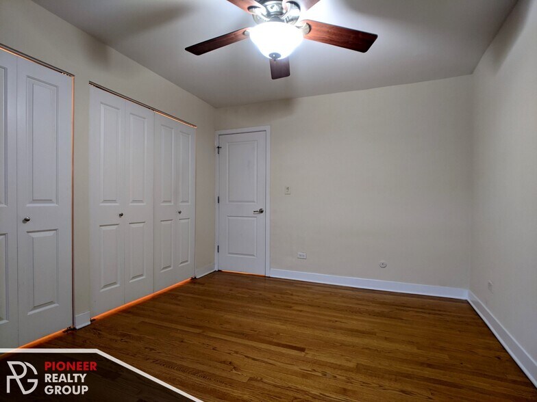 Building Photo - 643 W Wrightwood Ave