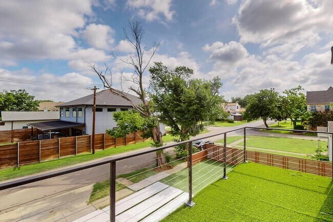 Building Photo - 3946 N Cresthaven Rd