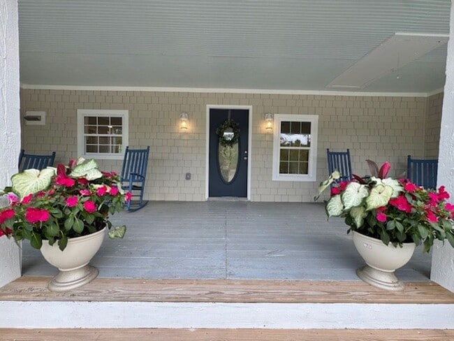 Building Photo - A must see country home 15 minutes to the ...