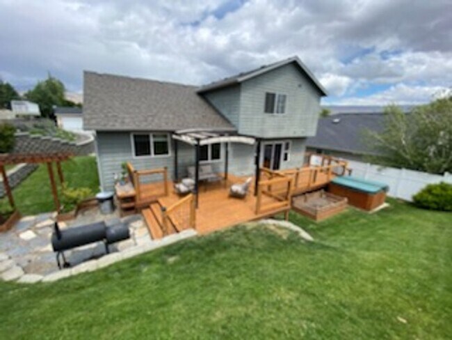 Building Photo - Sunny and spacious 3 bed, 2.5 bath house with living and family room, with huge back yard!