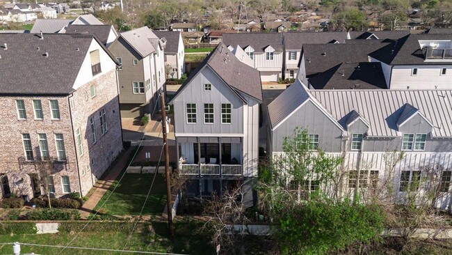 Building Photo - 8636 Emnora Ln