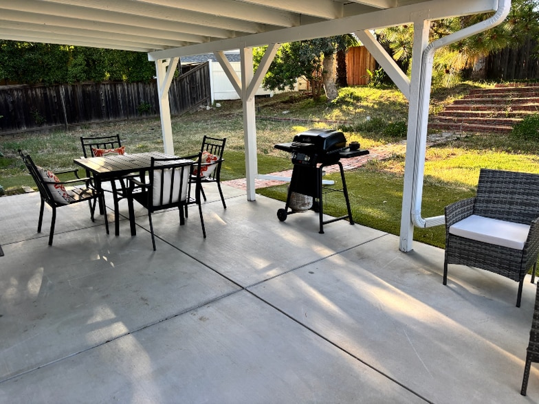 Building Photo - 1095 Calle Jazmin