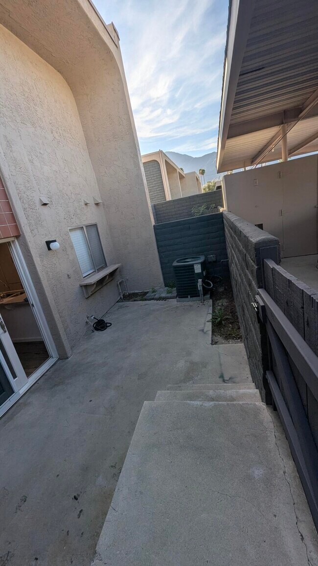 Building Photo - 2260 N Indian Canyon Dr