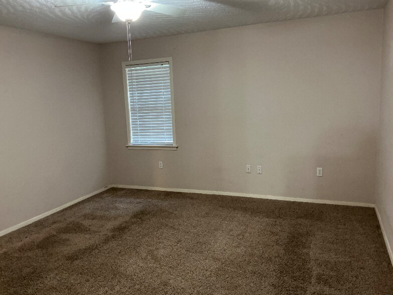 Building Photo - 402 Oakhill Cir