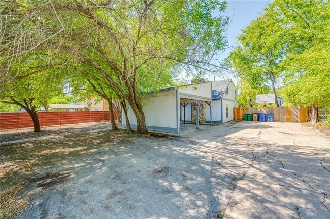 Building Photo - 1303 E St Johns Ave