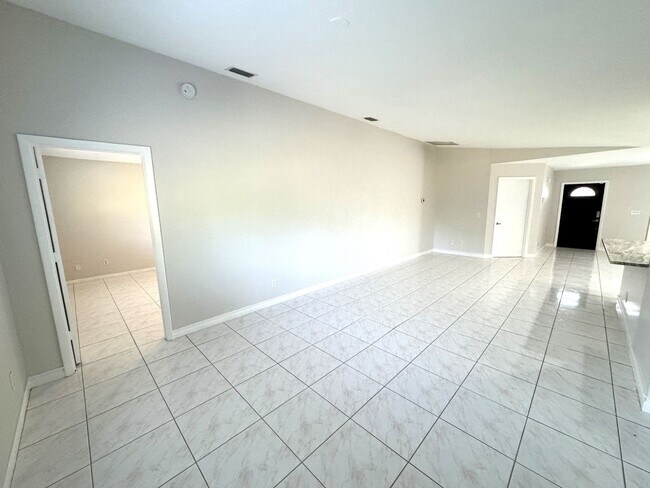 Building Photo - ** NORTH NAPLES ** 3 BED / 2 BATH - FENCED YARD - NO HOA! - PET OK - ANNUAL RENTAL