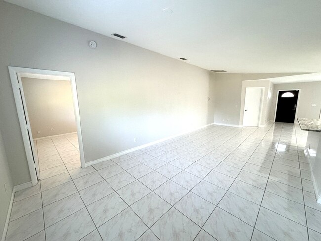 Building Photo - ** NORTH NAPLES ** 3 BED / 2 BATH ** NO HO...