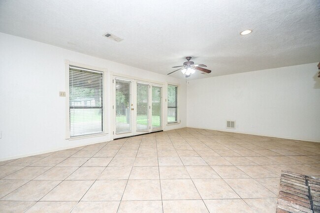 Building Photo - 6702 Spring Leaf Dr
