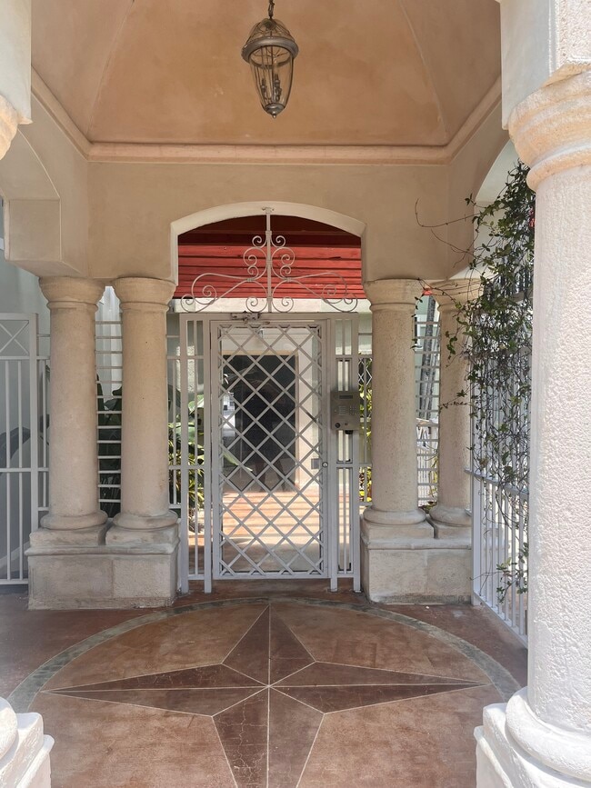 Building Photo - 45 Antilla Ave