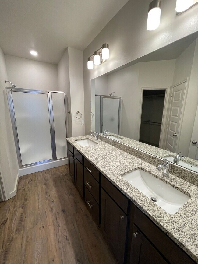 Building Photo - Beautiful New Townhome Located South of To...