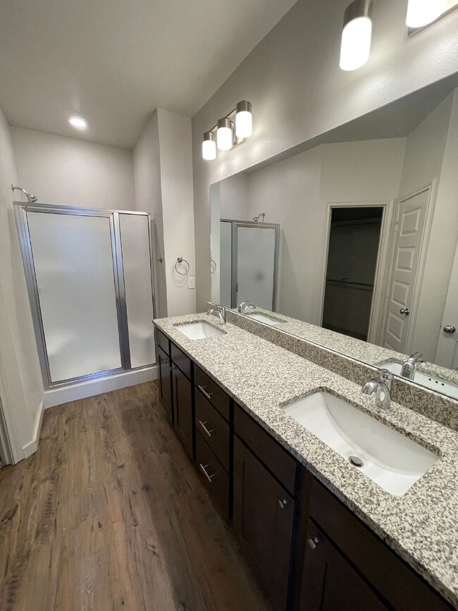Building Photo - Beautiful Townhome Located South of Town N...