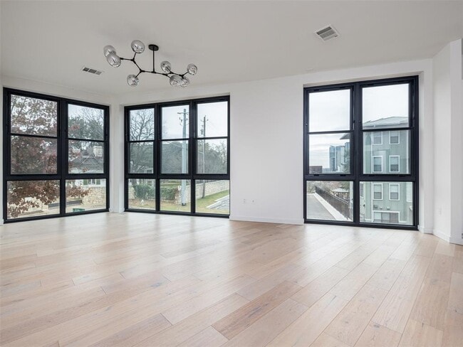 Building Photo - 800 Embassy Dr