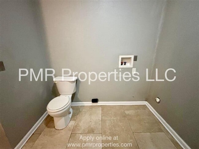 Building Photo - 3 Bedrooms / 1 Bathroom House