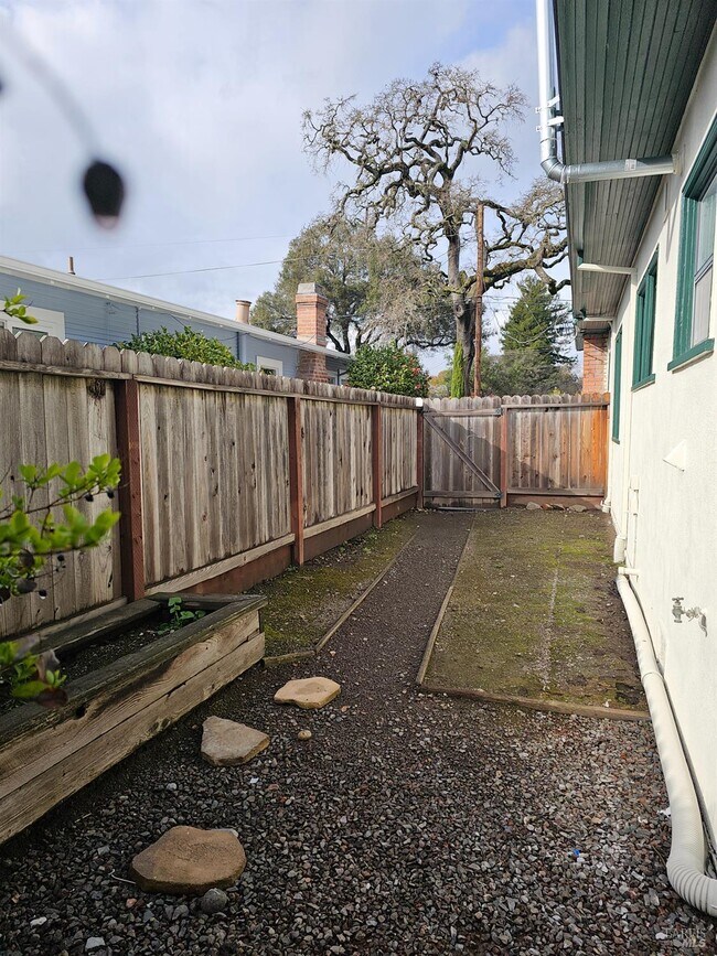 Building Photo - 412 Lincoln St