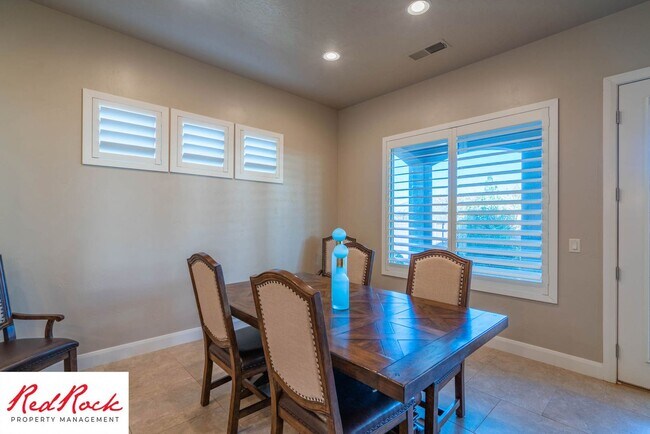 Building Photo - Stunning 2 Bedroom Fully Furnished Home. Community Pool & Mini Golf!