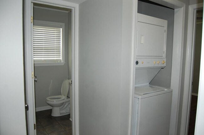 Building Photo - 111 Smallridge St